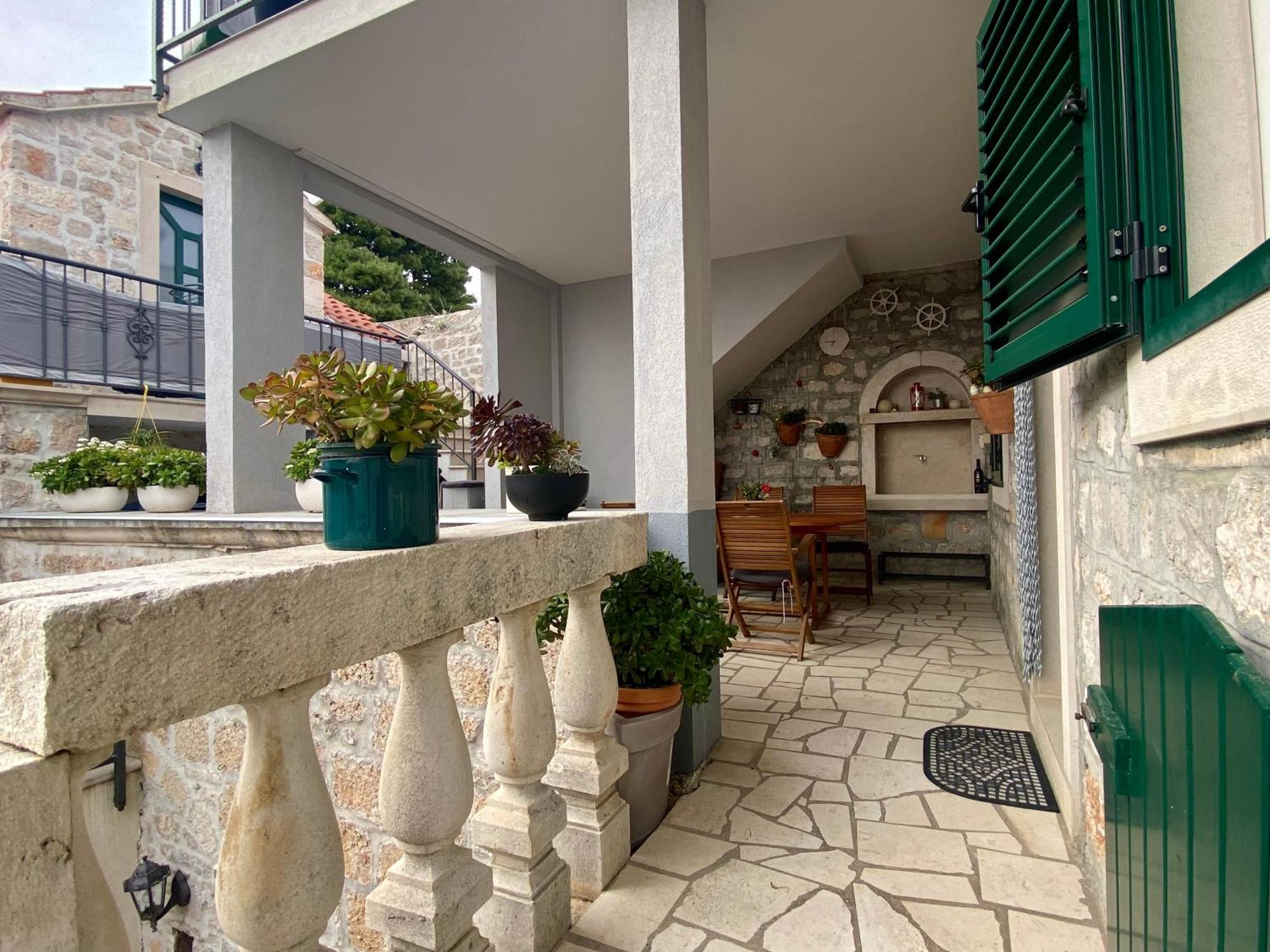Apartment Simon - Old Stone Charm, Central Bol Life Buitenkant foto